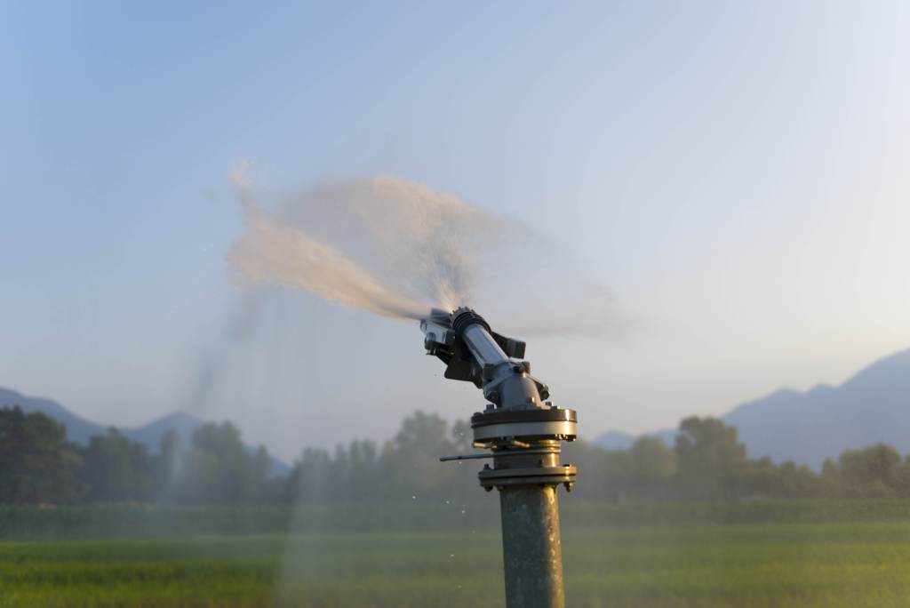 O uso da irrigação na agricultura é uma das atividades que mais consomem água no Brasil / Freepik/wirestock